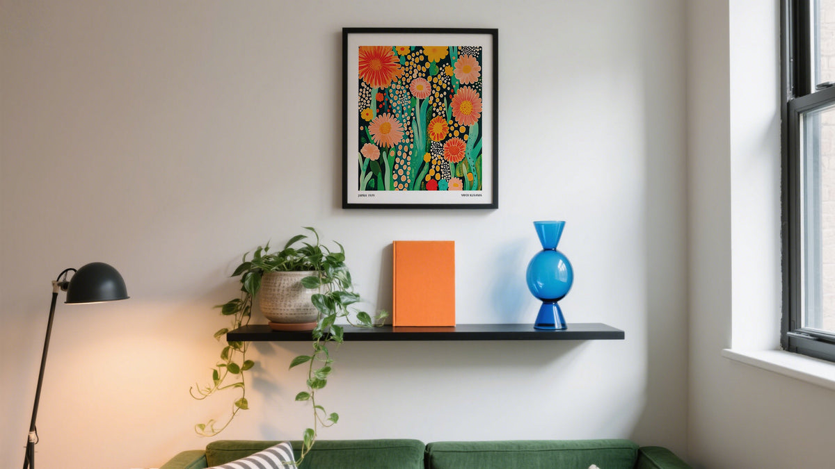 Wie man farbenfrohe abstrakte Wandkunst im Wohnzimmer einsetzt