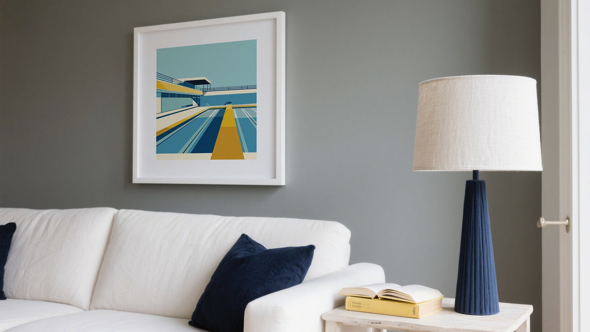 Decoración minimalista de sala de estar con pósteres artísticos